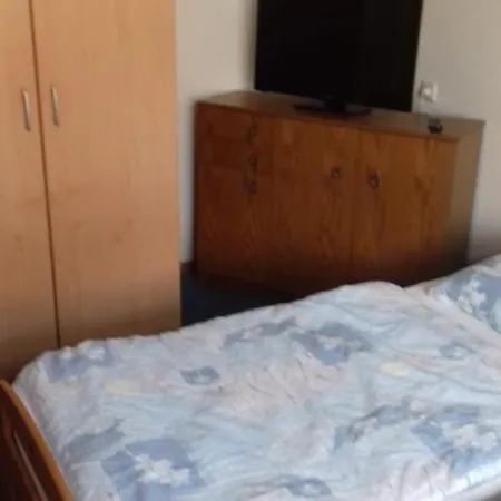 Aeltere Am Uferpark *